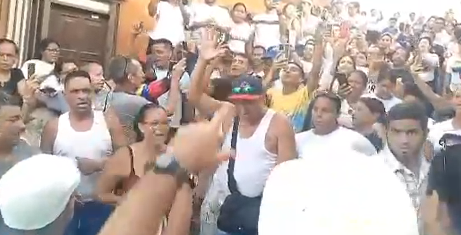 El centro electoral Narciso Gonell en Catia La Mar renunció al chavismo (VIDEO)
