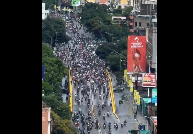 Caravana de motorizados protestan en Caracas tras resultados anunciados por el CNE (Video)