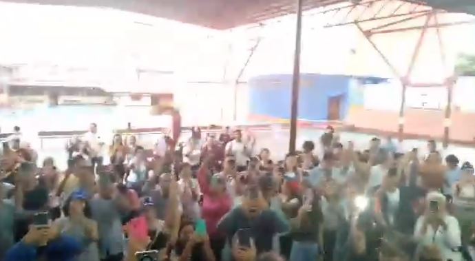 Así celebraron resultados a favor de Edmundo González en las mesas de un colegio en San Cristóbal (Video)