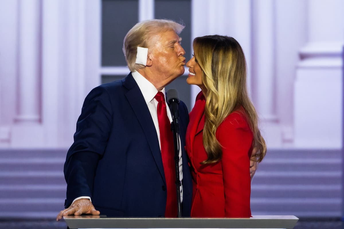 ¿Esquivó el beso? El incómodo saludo entre Donald y Melania Trump tras meses sin ser vistos juntos (VIDEO)