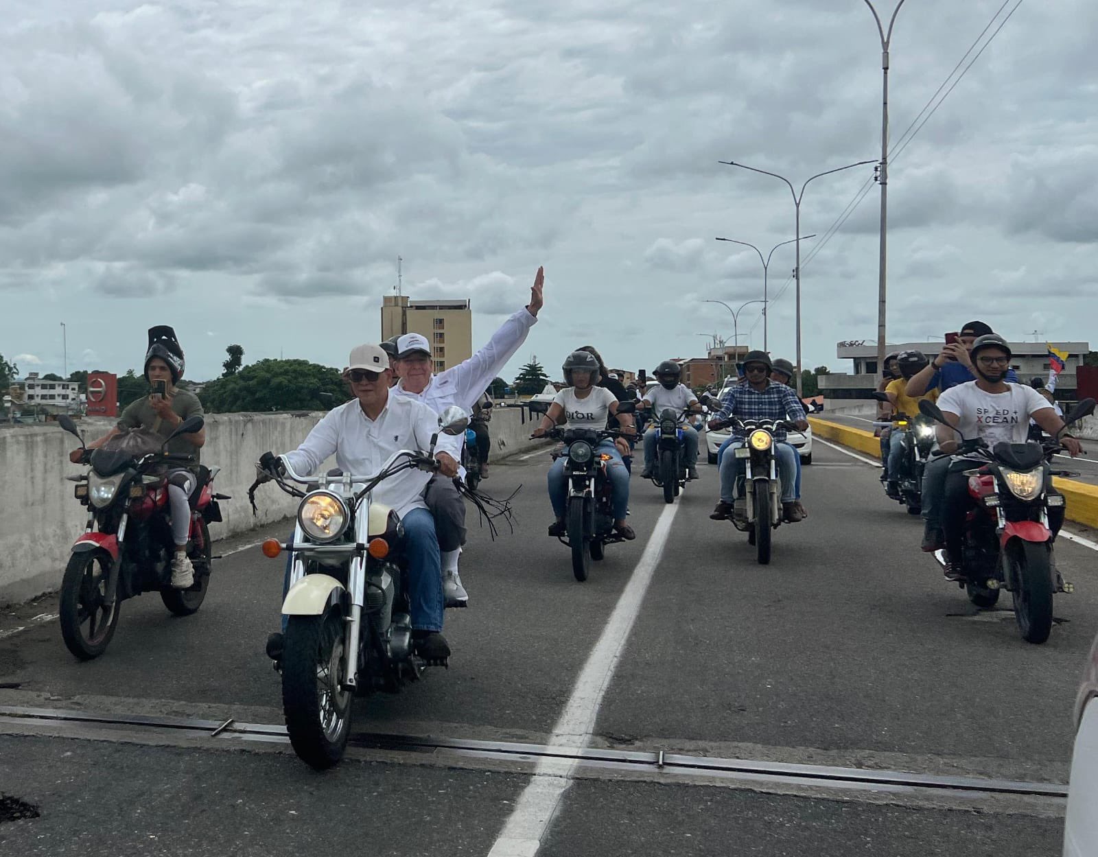 EN IMÁGENES: Edmundo González llegó en moto para encabezar la “caravana de la libertad” en Barinas