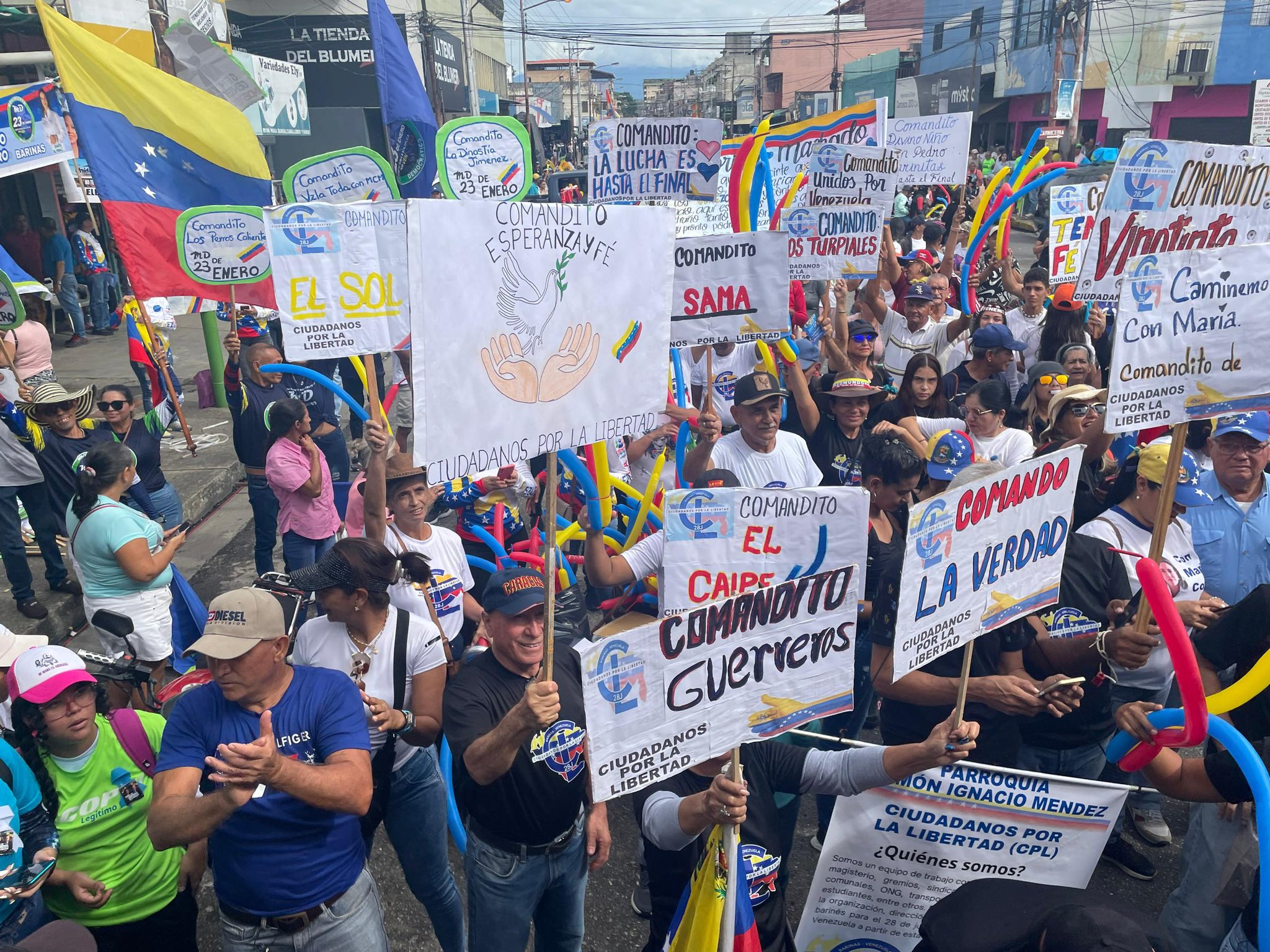 EN IMÁGENES: calle Camejo en Barinas, desbordada a la espera de Edmundo González y María Corina Machado este #6Jul