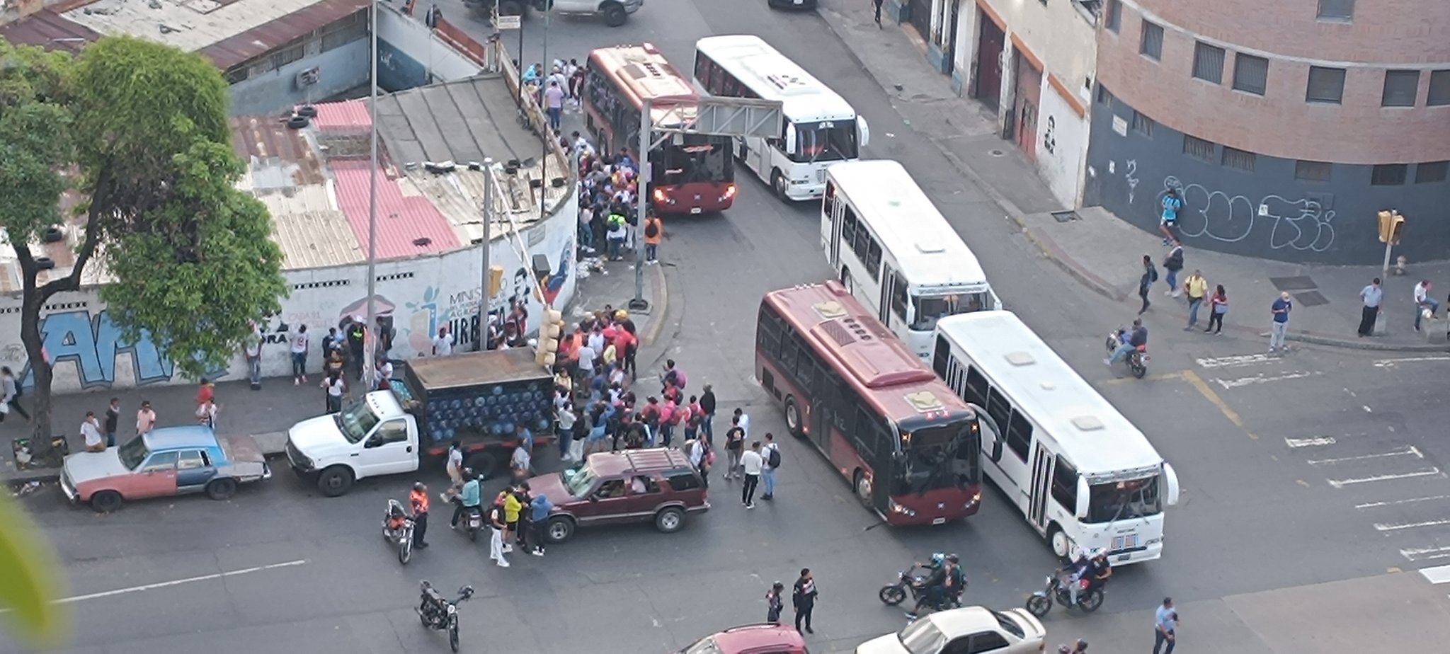 Autobuses con chavistas de otros estados comienzan a llegar a Caracas (FOTOS)