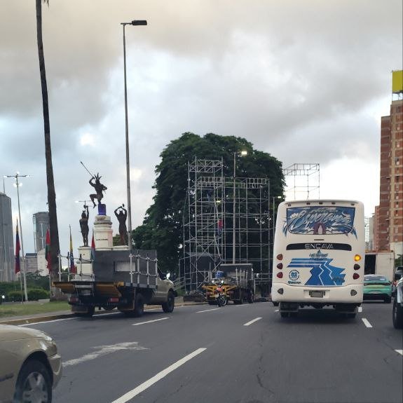 Chavismo colapsa Caracas a punta de tarimas y autobuses (DETALLES)
