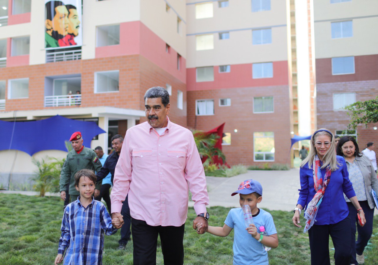 A falta de 24 horas para la elección presidencial, Maduro se puso a entregar casas en Caracas