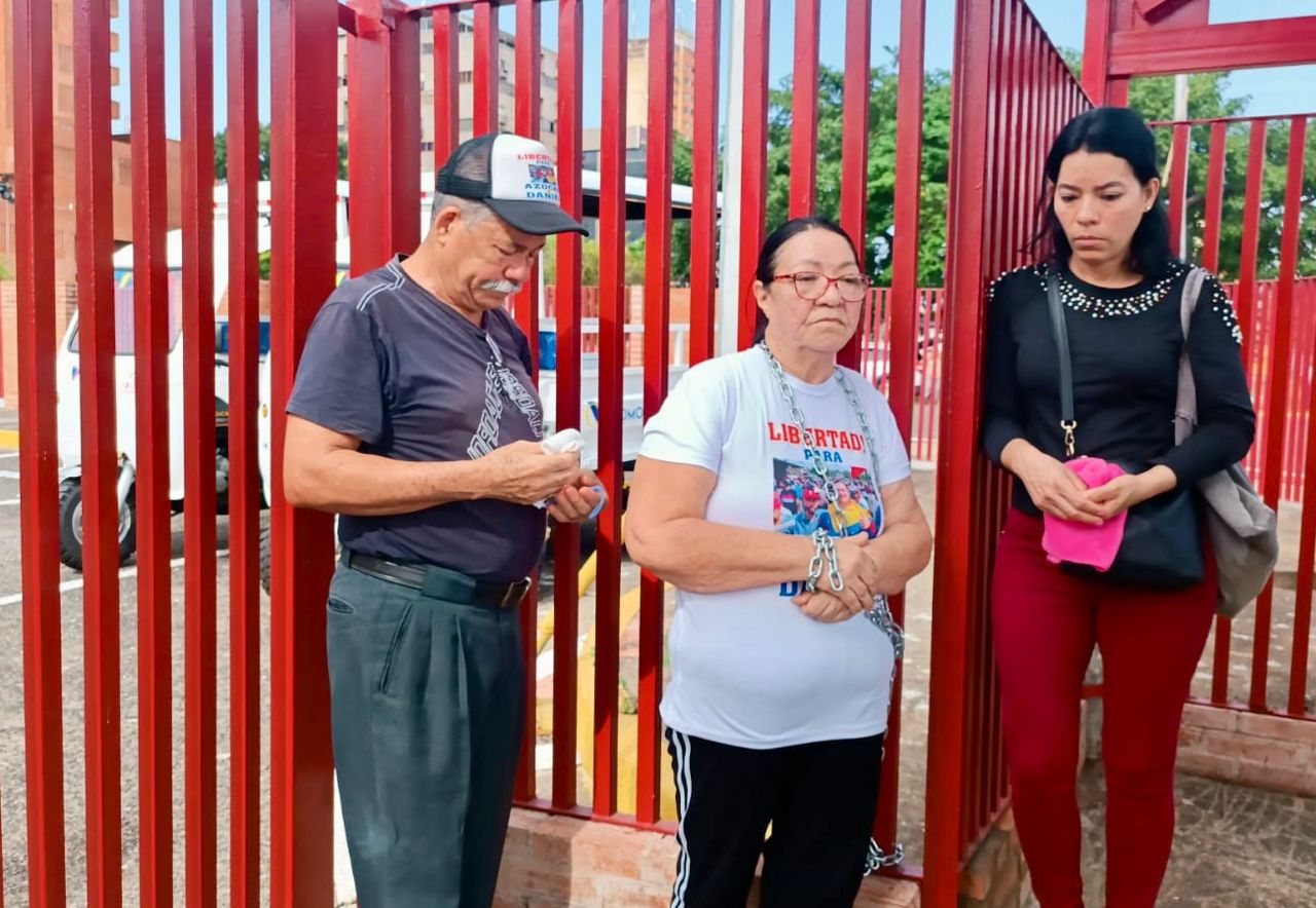 Madre de sindicalista detenido se encadenó en la CVG en Puerto Ordaz para pedir su liberación