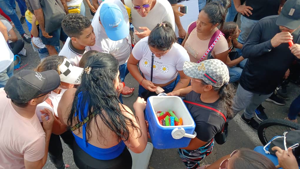 Venden “chupis” para vivir y tienen puestas sus esperanzas en Edmundo: Quieren ejercer sus carreras en Venezuela