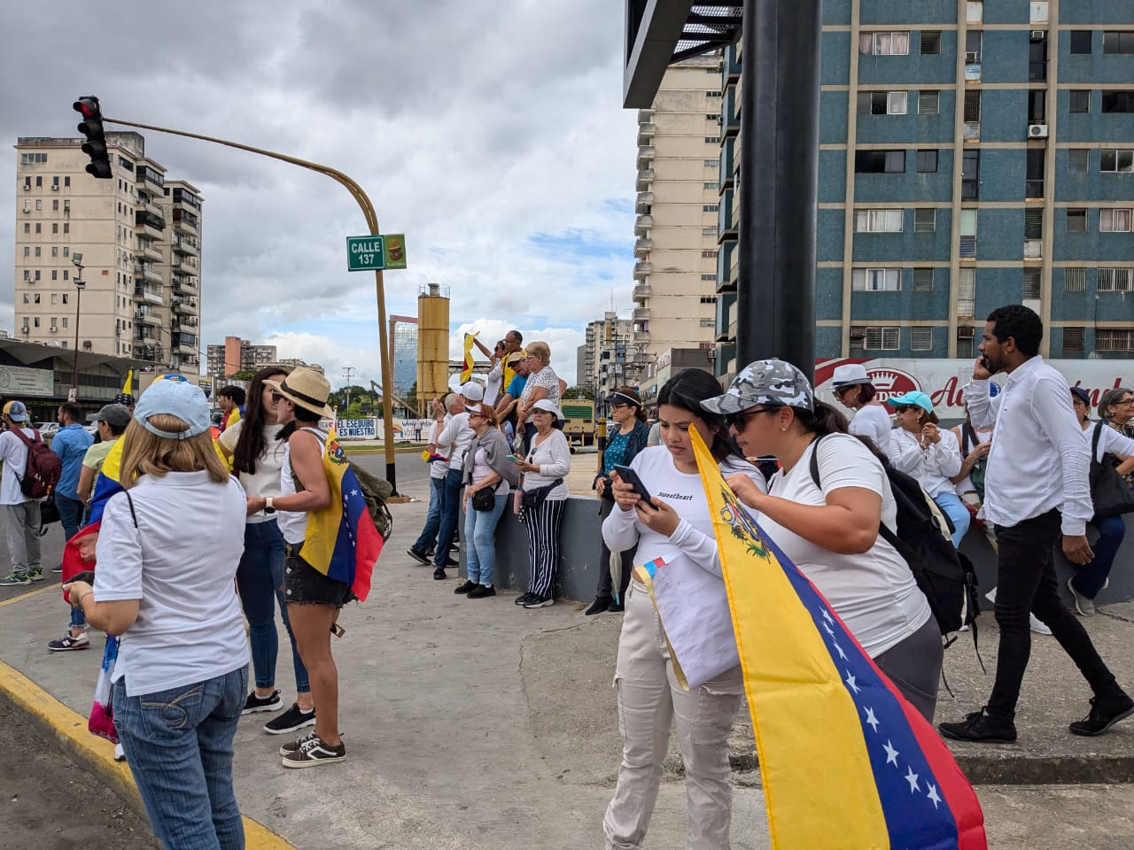 Carabobeños se comienzan a concentrar para esperar a Edmundo González y María Corina Machado