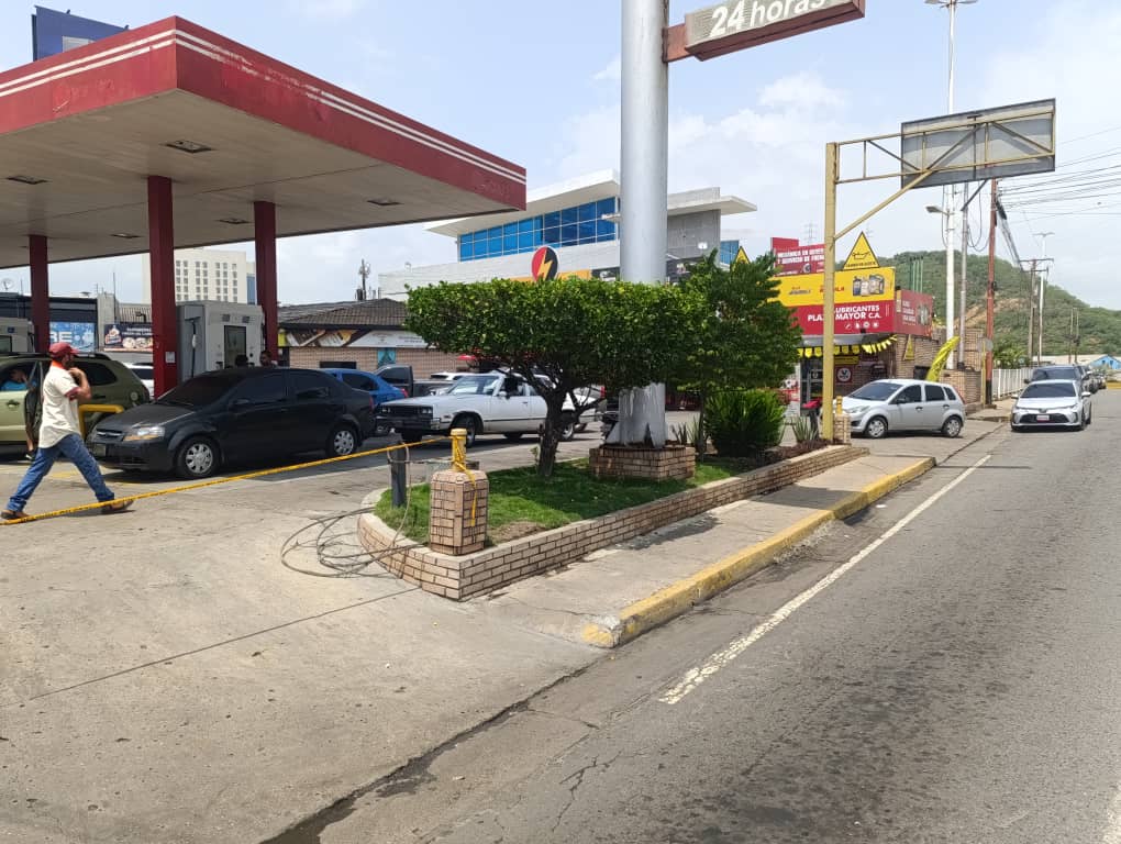 En el norte de Anzoátegui reaparecieron las colas por gasolina a horas del #28jul