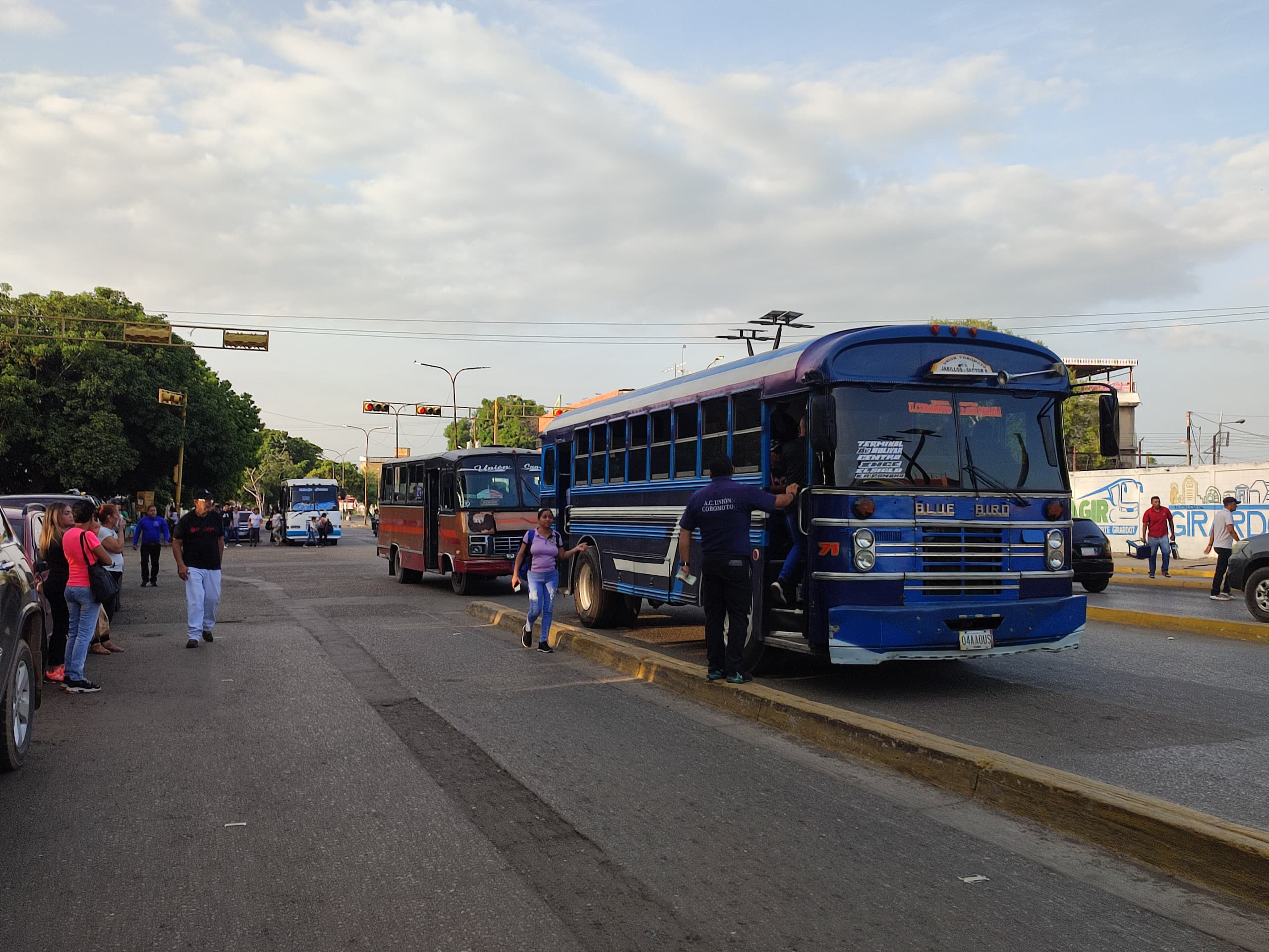 Transportistas garantizan traslado de los aragüeños durante la jornada electoral