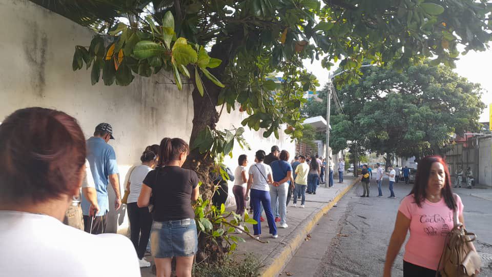 Proceso electoral en el Colegio Juan José Mendoza en Caraballeda avanza rápidamente y sin incidencias (Video)