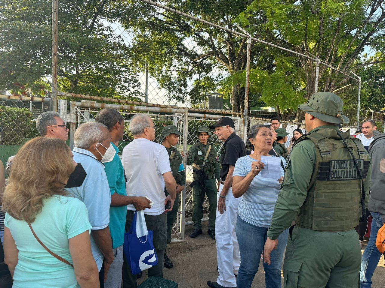 Colas, máquinas fallando y sin luz: Así empezó el proceso electoral en Bolívar