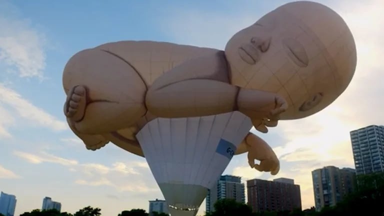 Un gigantesco bebé dormido de 34 metros de largo apareció flotando sobre las orillas del lago Míchigan