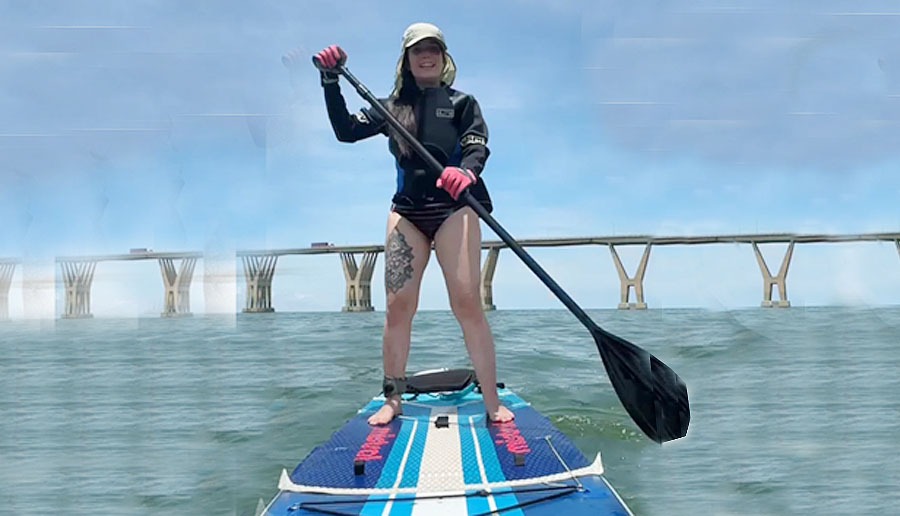 Venezolana rompió récord al cruzar el Lago de Maracaibo haciendo surf de remo