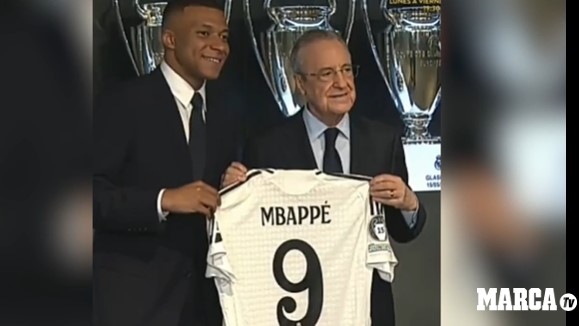 Mbappé y Florentino posan con la camiseta del Madrid el día de su presentación
