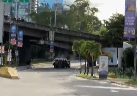 Enfrentamiento entre manifestantes y funcionarios policiales a la altura del Ccct (Video)