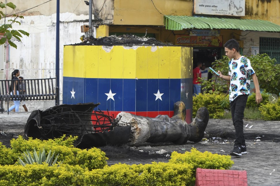 Estatuas de Hugo Chávez atacadas en Venezuela durante protestas postelectorales