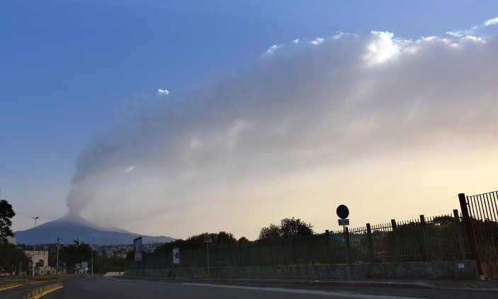 Llueve ceniza sobre Catania y se cancelan vuelos por la intensa actividad del volcán Etna