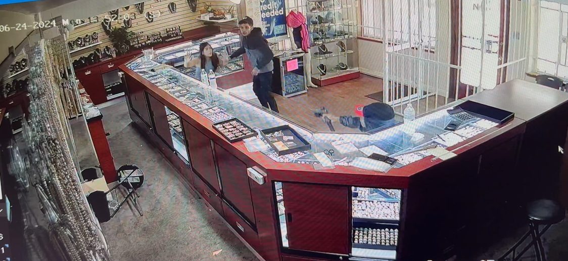 Tenían acento venezolano: El violento robo de ocho sujetos a una joyería en Denver (VIDEO)