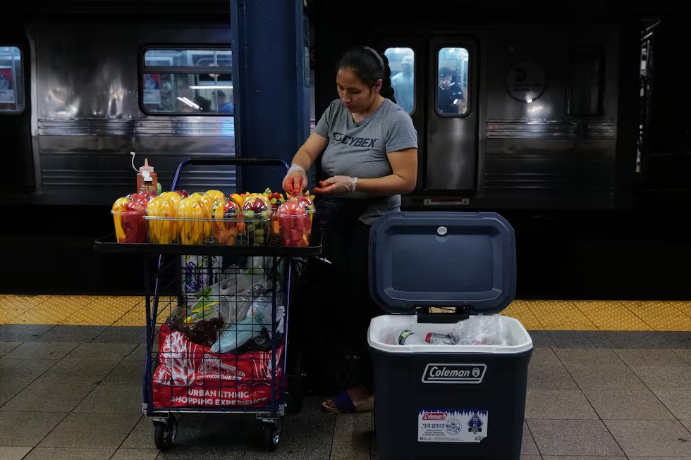 El metro de Nueva York se llena de vendedoras ambulantes: el único “trabajo” al que pueden llevar a sus hijos