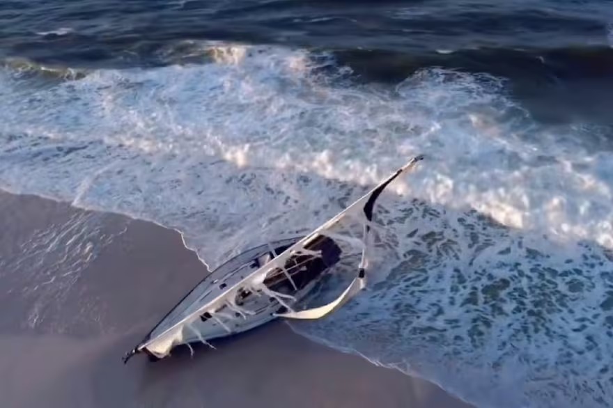 Se revela el misterio del “barco fantasma” que apareció en una playa de Florida: quién es el dueño