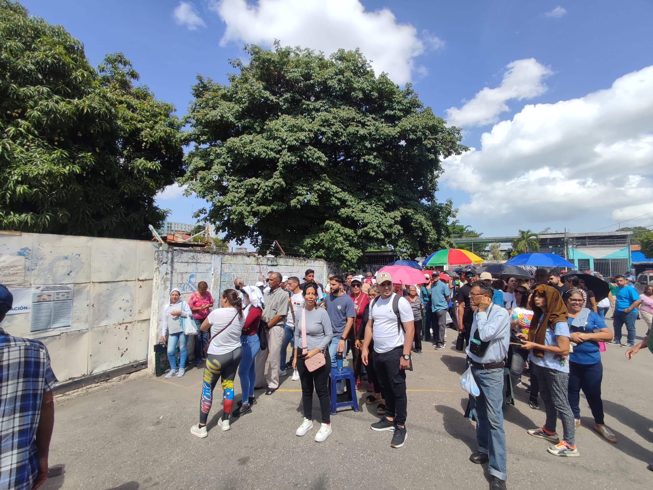 Bajo la “pepa e sol” electores continúan en cola para ejercer su derecho al voto en Maracay