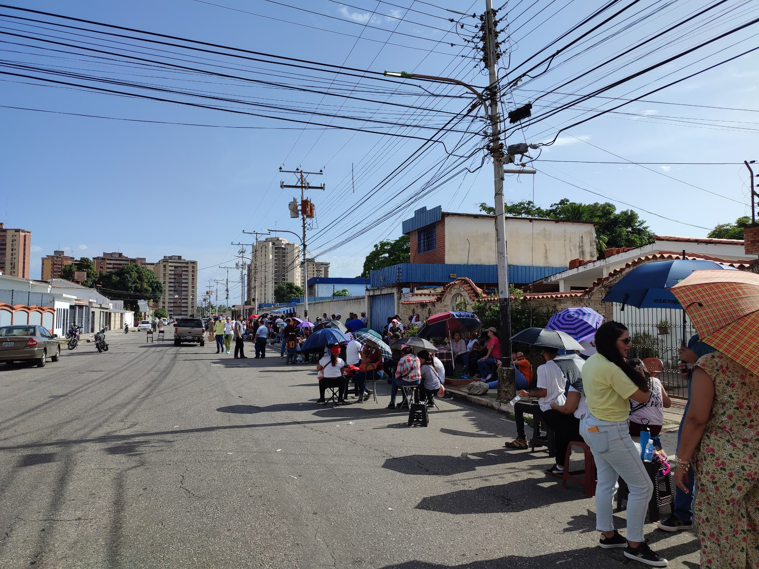 Electores del Academos en Maracay esperan para ejercer el voto desde las seis de la mañana