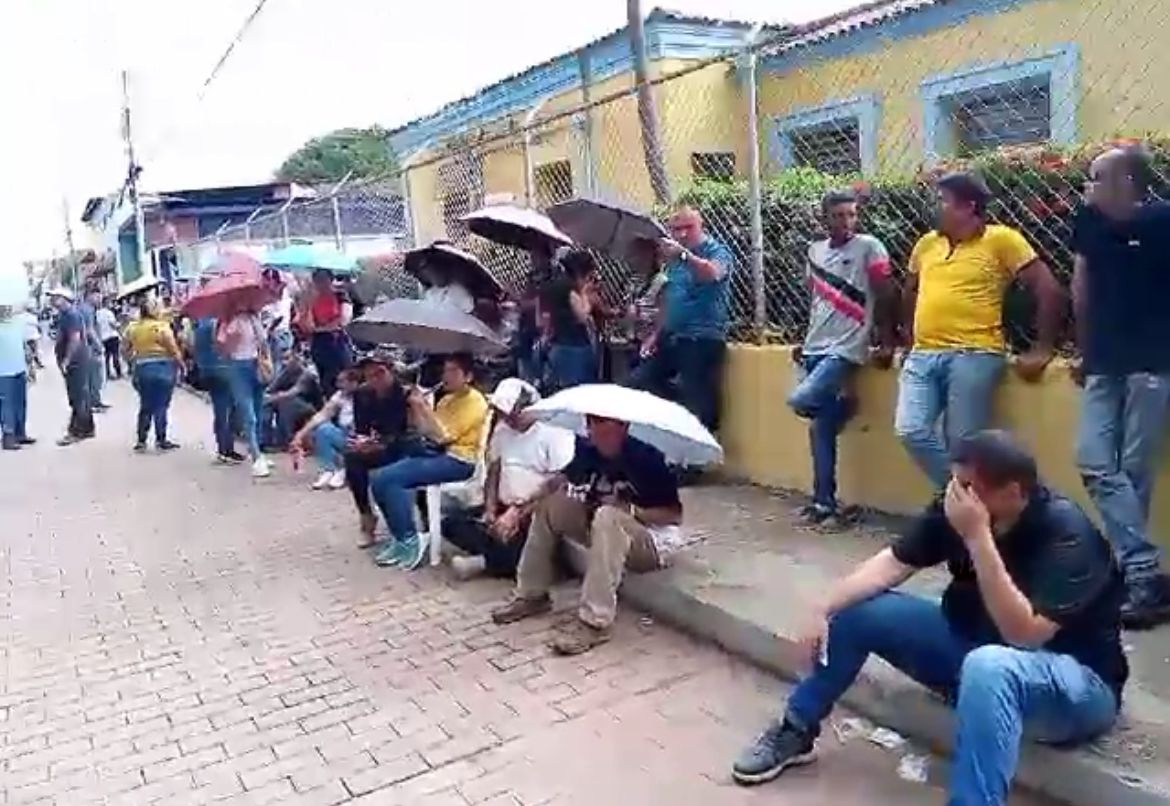 Denuncian “operación morrocoy” en centro electoral Las Americas de Calabozo (VIDEO)