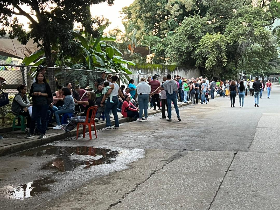 Cientos de electores amanecen en cola para votar en la capital de Guárico