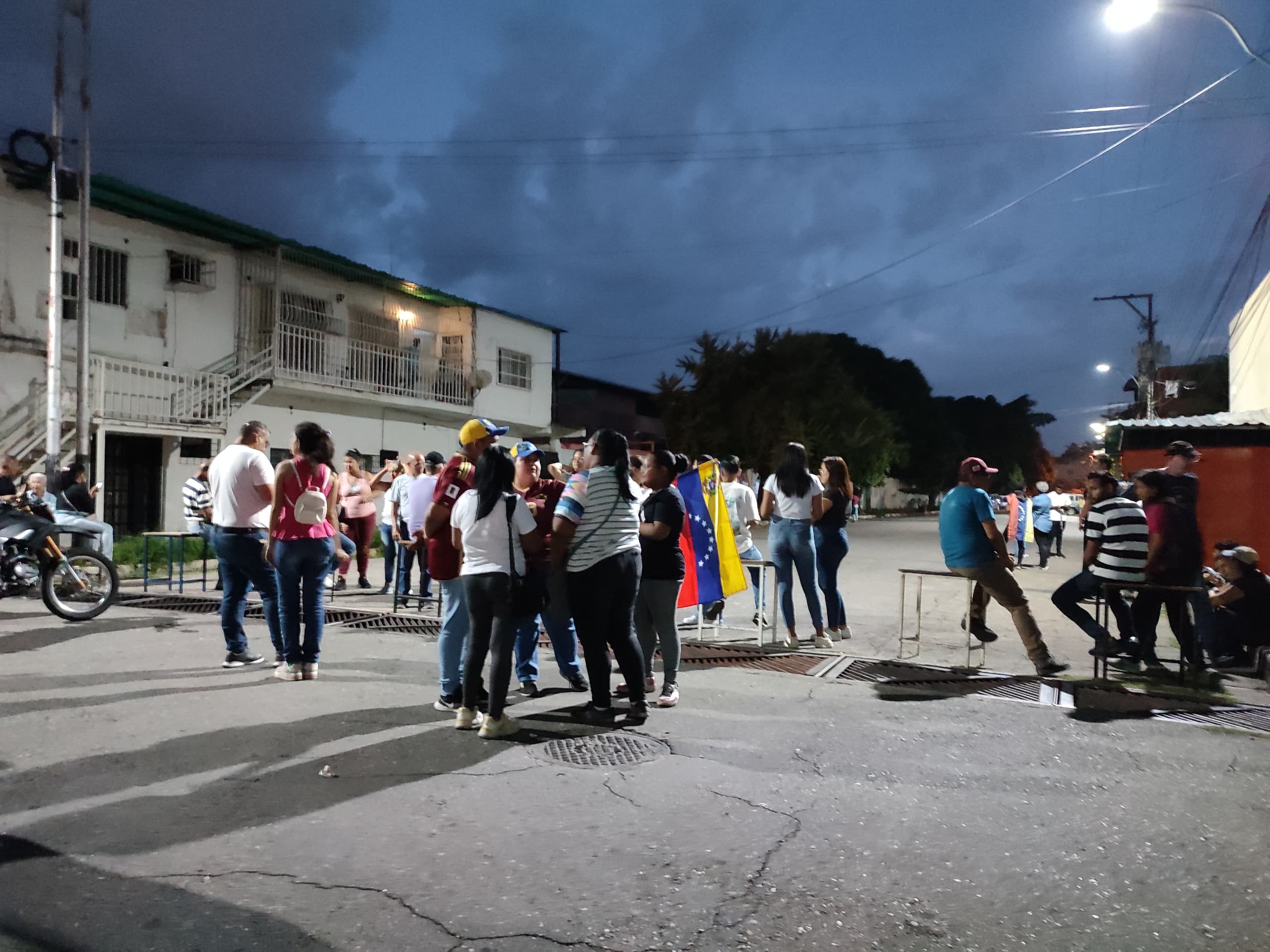 Aragüeños se congregan en centros de votación para custodiar los votos