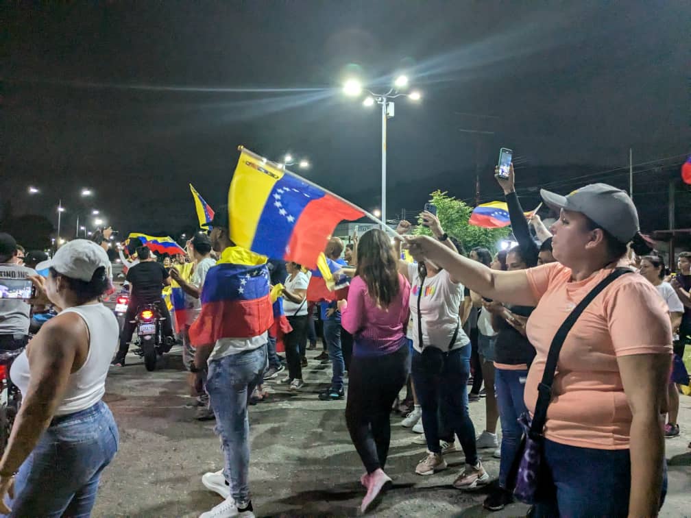 Ciudadanos esperan resultados electorales en la avenida Don Julio Centeno de San Diego con banderas tricolor