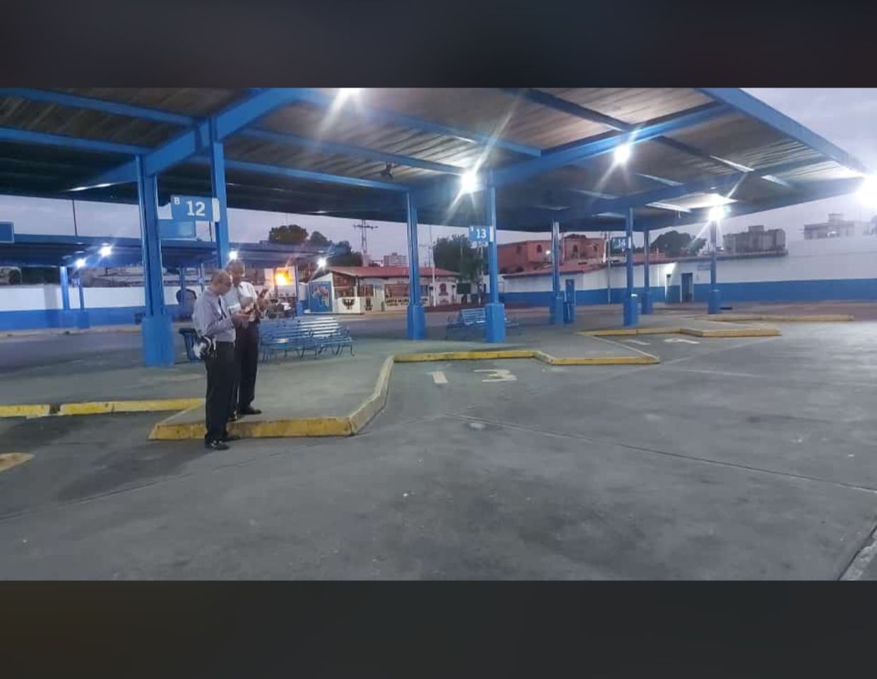 Sin un alma en la calle y con los negocios cerrados es el panorama que se observa este #29Jul en Maracay