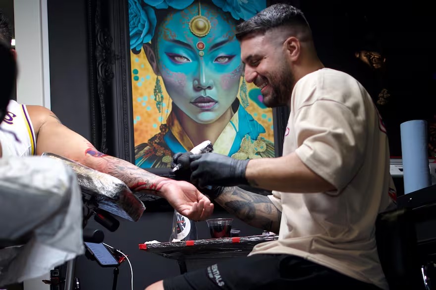 “Las cosas fluyen”: venezolano en Miami dice que gana hasta 200 mil dólares haciendo tatuajes