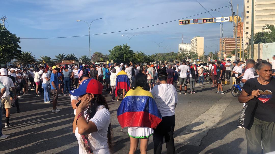 Caraballeda se vistió de blanco y el tricolor nacional para mostrar su descontento este #28Jul