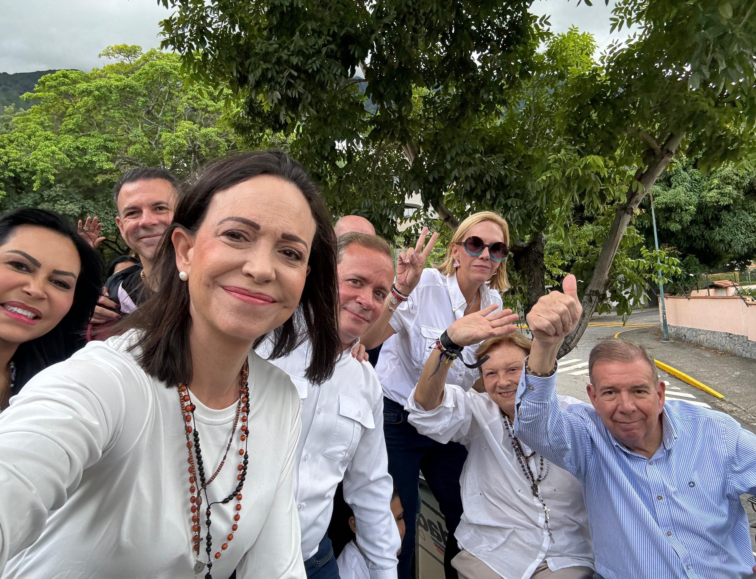 Caravana con Edmundo González y María Corina Machado rumbo a la sede del Pnud (Imágenes)