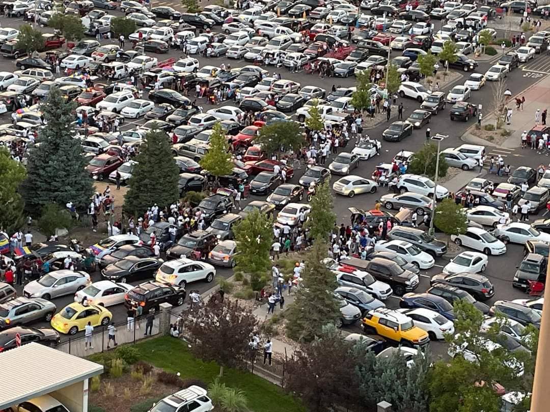 El caos que desató una multitud de venezolanos en centro comercial de Colorado tras “victoria” de Maduro