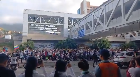 Protestas contra fraude del CNE se extienden hasta el Aeropuerto Internacional de Maiquetía (VIDEOS)