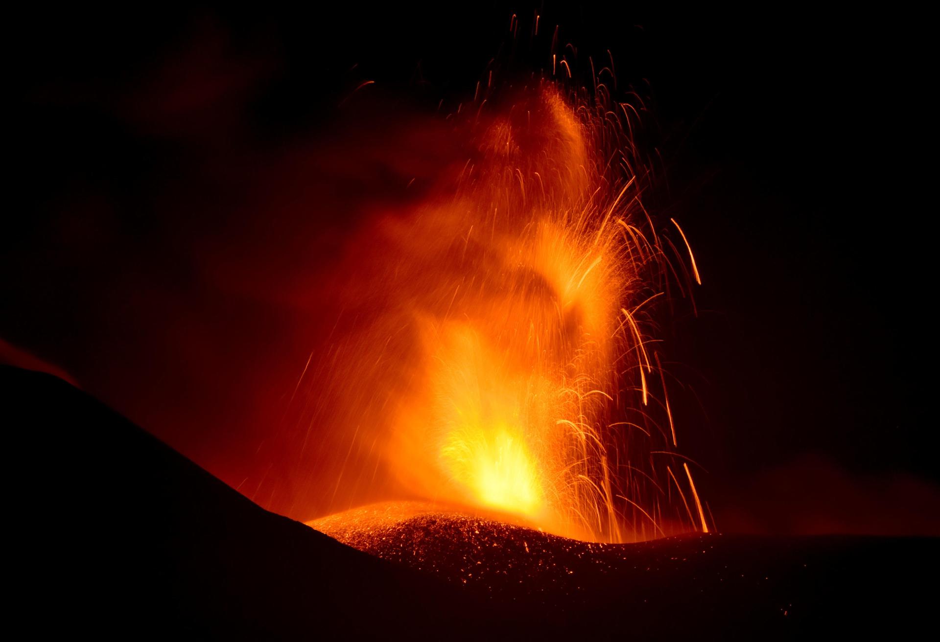 La erupción del volcán Etna se intensifica y la nube de cenizas obliga a desviar vuelos