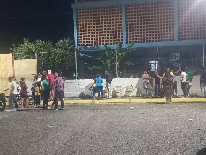 A madrugar se ha dicho: Venezolanos comienzan a hacer colas en centros electorales del país (IMÁGENES)