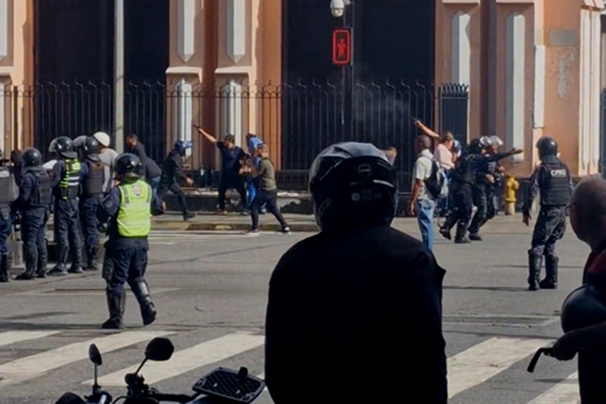 Colectivos chavistas disparan contra manifestantes en cercanías al Palacio de Miraflores (VIDEO)