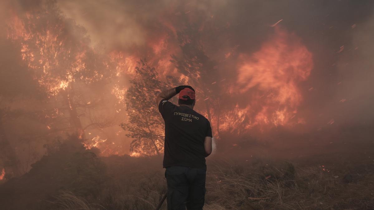 Grecia, en riesgo “muy alto” de incendios forestales por una intensa ola de calor