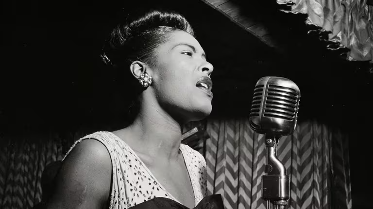 Billie Holiday: la voz que cantó como nadie el dolor del racismo y su trágico derrumbe por las drogas