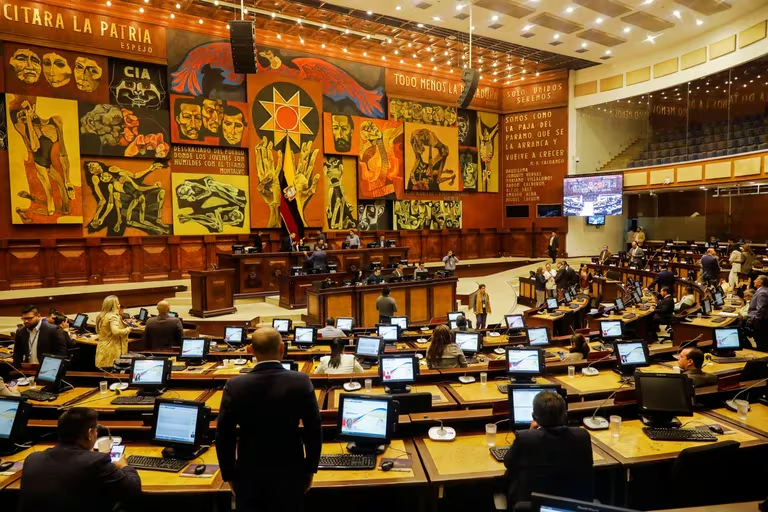 Congreso de Ecuador calificó de fraudulenta la elección presidencial en Venezuela