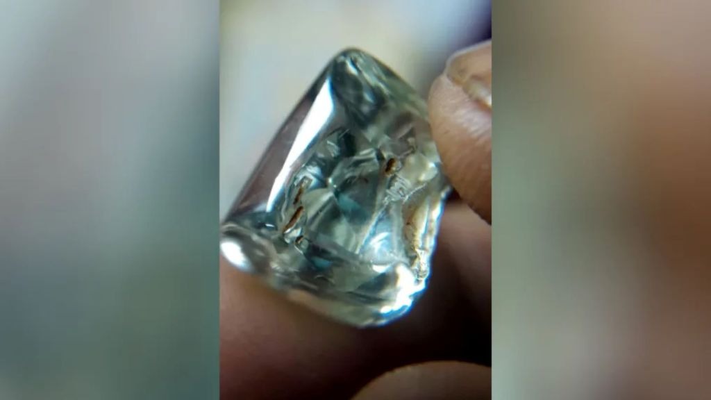 Un trabajador endeudado encuentra un diamante de 100 mil dólares que le cambiará la vida