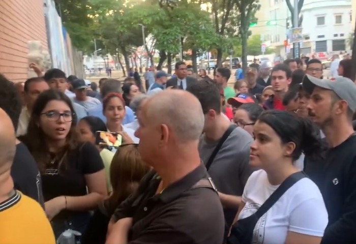 Cierran puertas del liceo Andrés Bello en Caracas para obstaculizar el escrutinio ciudadano (VIDEOS)