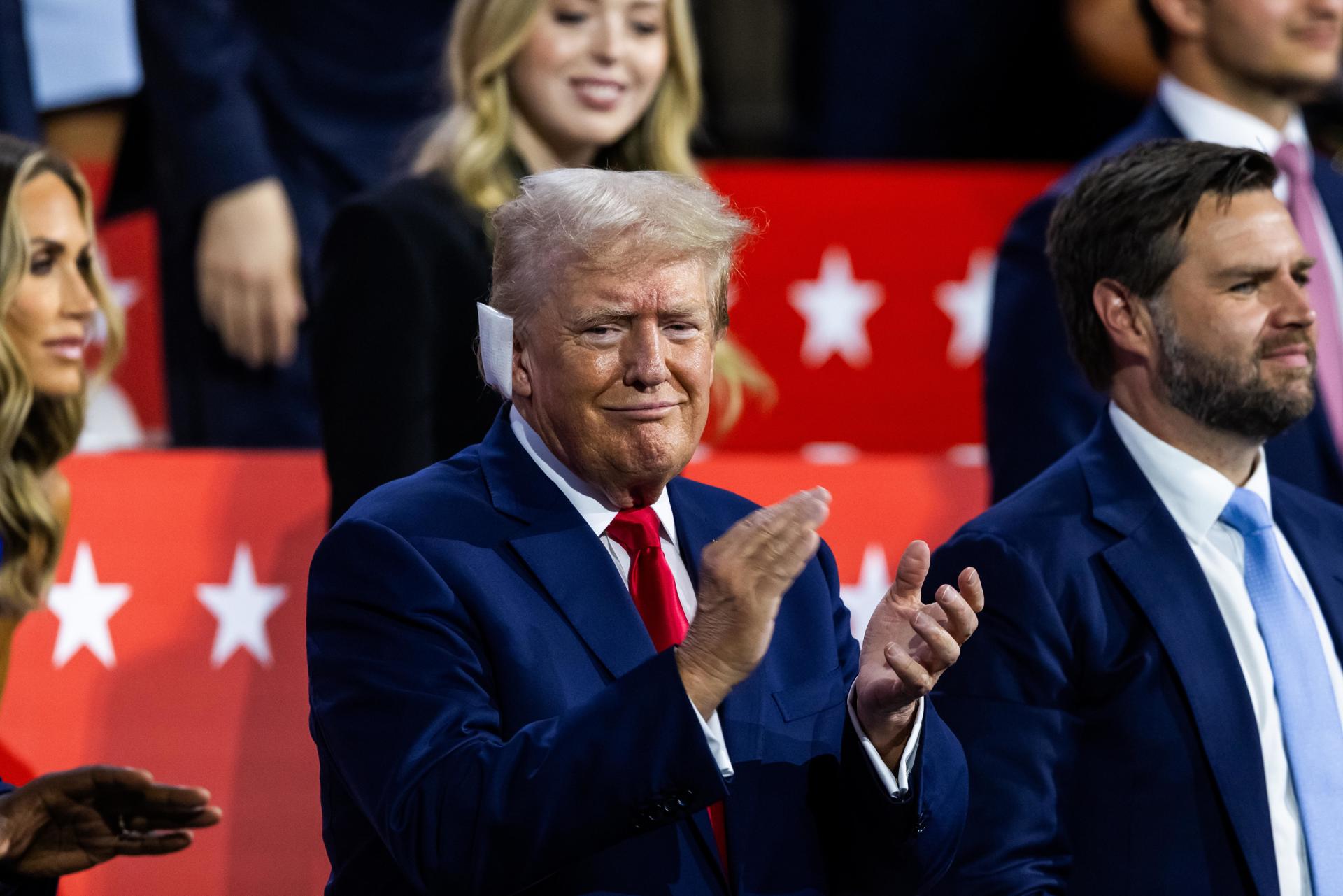 VIDEO: Trump se presenta en la Convención Republicana con un vendaje en la oreja