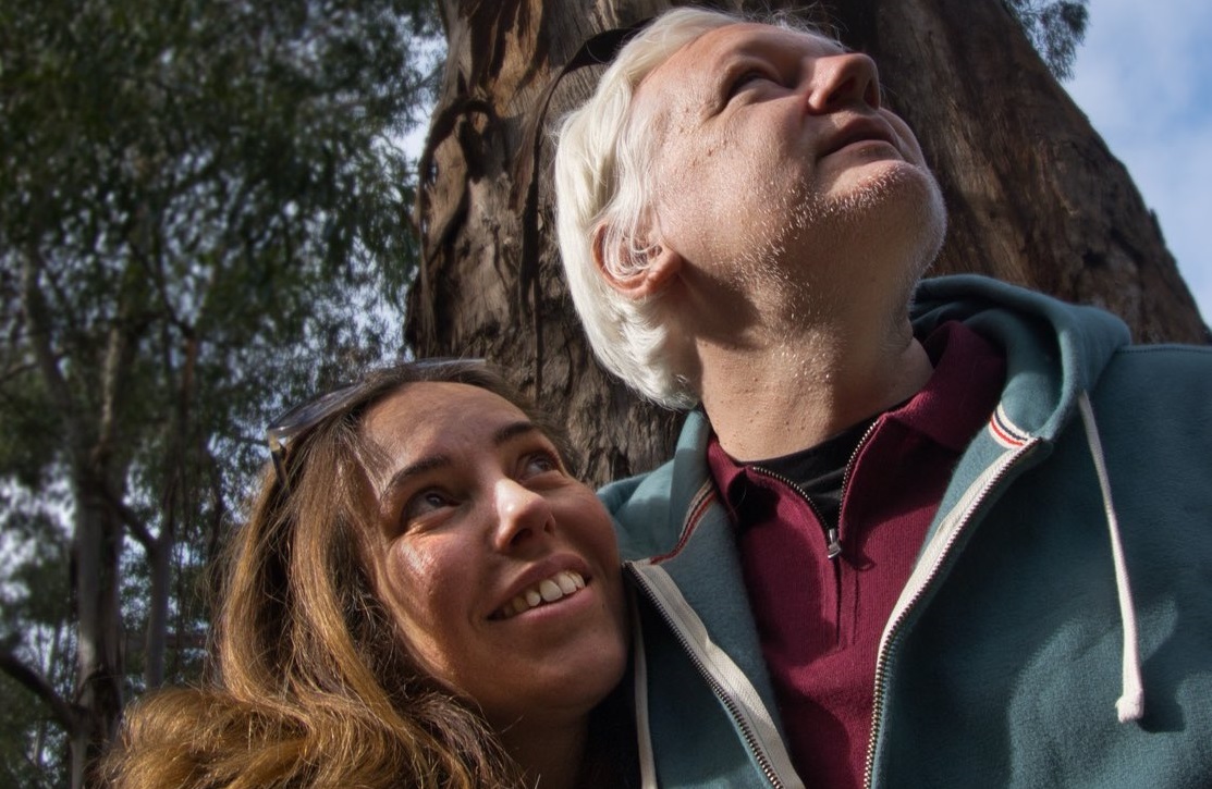 Simpatizantes de Julian Assange celebran su primer cumpleaños en libertad en Australia