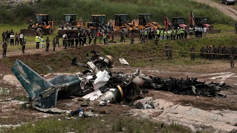 El piloto del avión siniestrado en Nepal con 19 ocupantes es el único superviviente