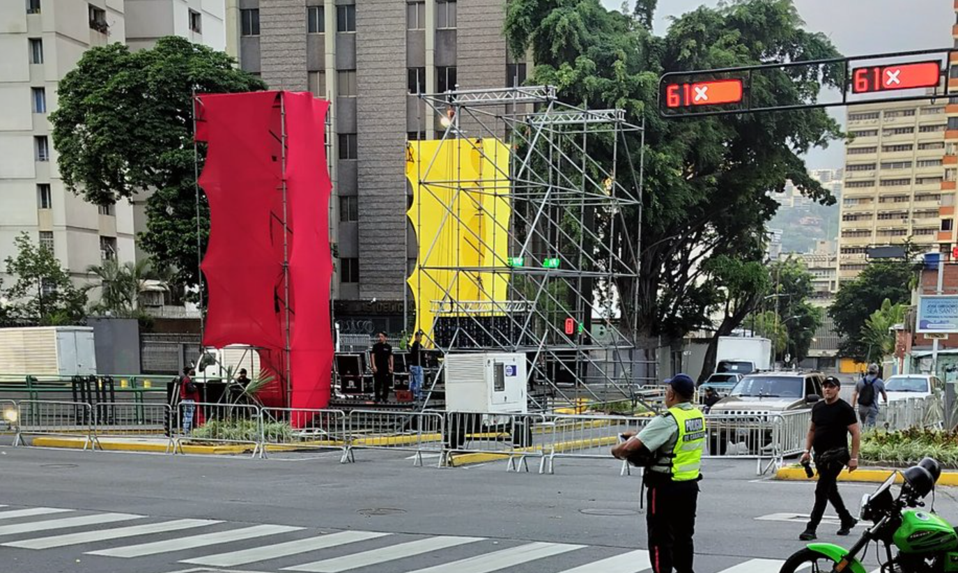 Chavismo desesperado llena de tarimas las principales avenidas de Caracas y crea caos este #4Jul