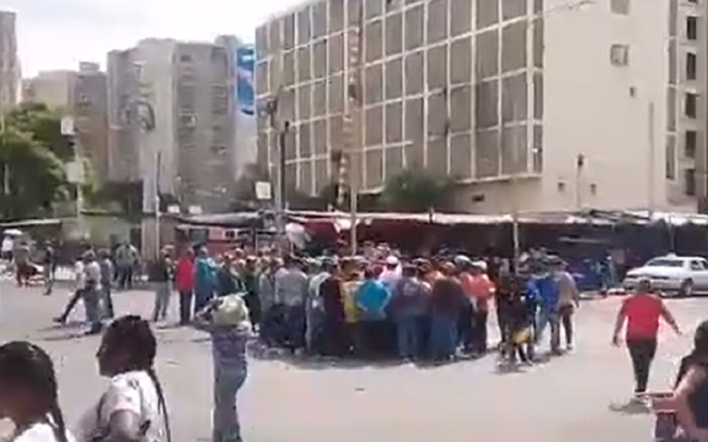 Conductores de transporte público protestaron por maltratos de funcionarios de la alcaldía de Maracaibo (Videos)